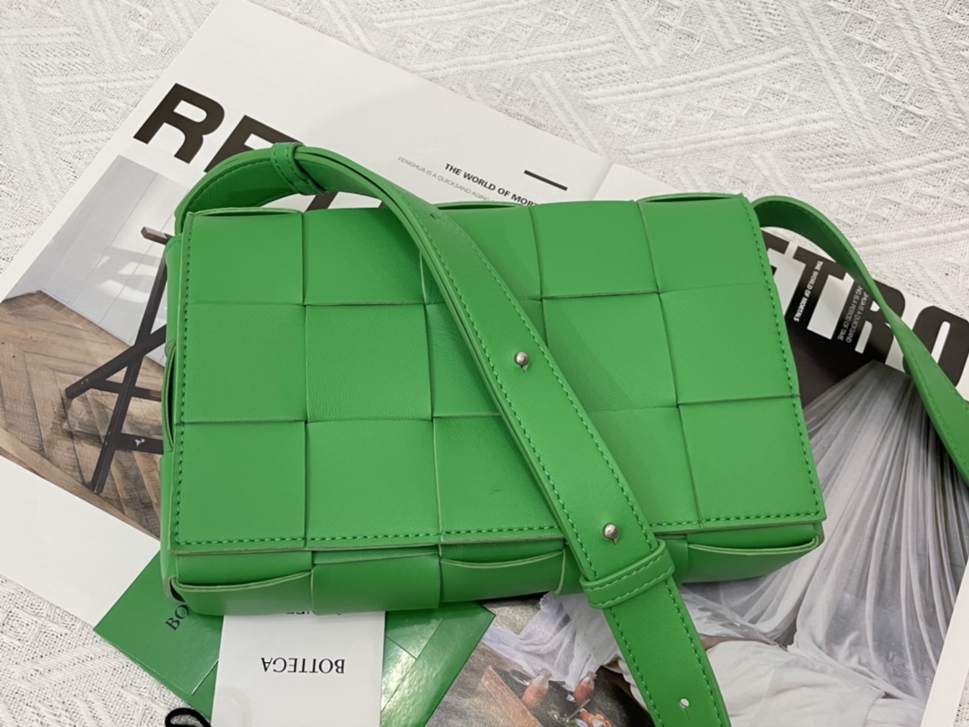 Cassette Intreccio Leather Cross-body Bag Green